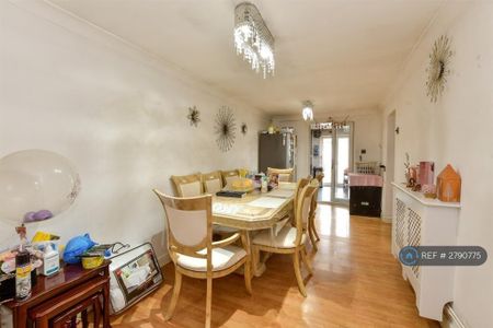 5 bedroom detached house to rent - Photo 3