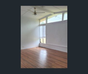 Embrace Easy Living: Cozy 3-Bedroom Rental in Sought-After Area - Photo 1