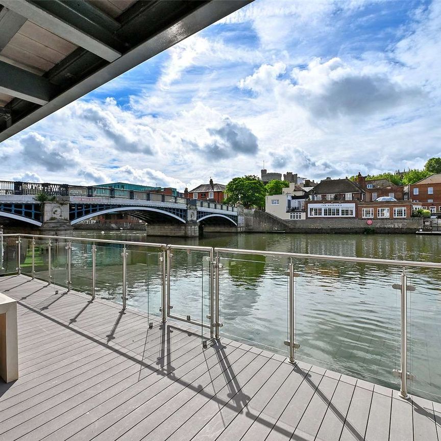 Superb furnished apartment in outstanding riverfront location with views to Windsor Castle over the River Thames. - Photo 1