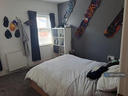 3 bedroom end of terrace house to rent - Photo 4