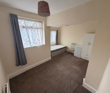 Room in a Shared House, Loxford Lane, IG1 - Photo 1