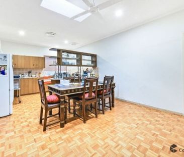 Secure and Private&period; Generous Home &lpar;Secure behind Shop F... - Photo 4
