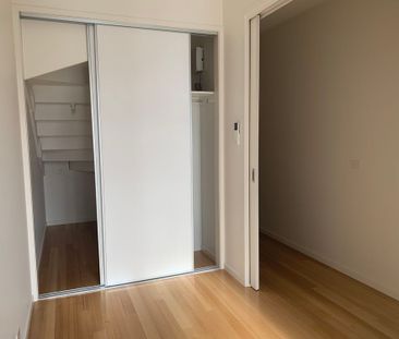 TWO BEDROOM TOWNHOUSE IN PERFECT LOCATION - Photo 5