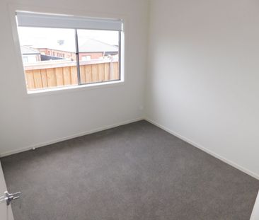 FOUR BEDROOM FAMILY HOME WITH LANDSCAPED GARDENS - Photo 3