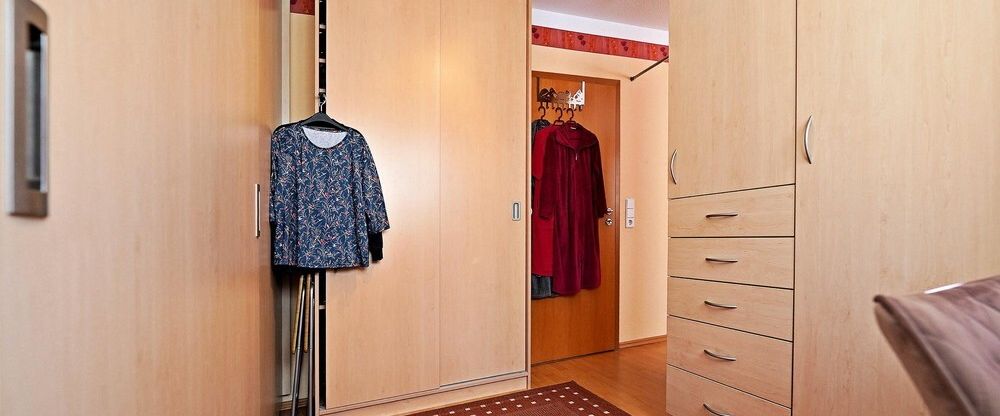 Perfekt für Senioren! Schönes Wohnen mit Einbauten, 3,5-Zimmer, EBK, Wintergarten, TG, Aufzug uvm.! - Photo 1