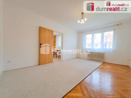 Pronájem, byt 3+1 s balkónem a garáží, blízko centra města Třeboň, ul. Šmeralova - Photo 3