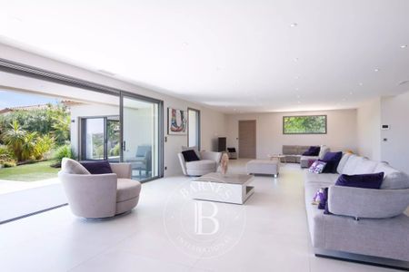 LOCATION SAISONNIÈRE - SAINTE-MAXIME - VILLA MODERNE APERÇU MER - CENTRE-VILLE - 4 CHAMBRES - Photo 5