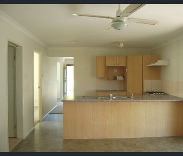 SPACIOUS FAMILY HOME WITH MULTIPLE LIVING AREAS CLOSE TO SHOPS AND ... - Photo 4