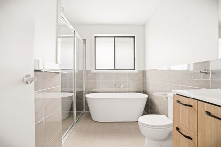 Stunning Brand New 4-Bedroom Home for Rent in Oran Park - Photo 5