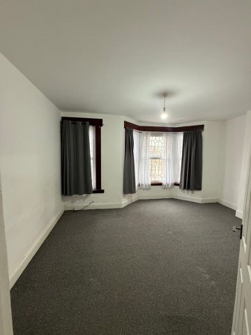 4 Bed Terraced House, Newham, E6 - Photo 4