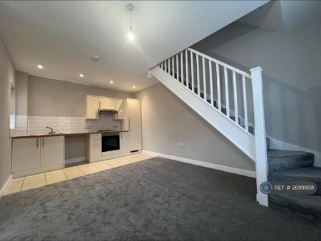 2 bedroom semi-detached house to rent - Photo 4