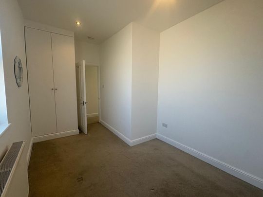 2 Bed Flat, Haydons Road, SW19 - Photo 1