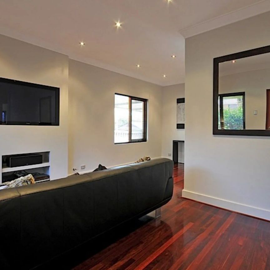 LIFESTYLE & LOCATION! - Photo 1