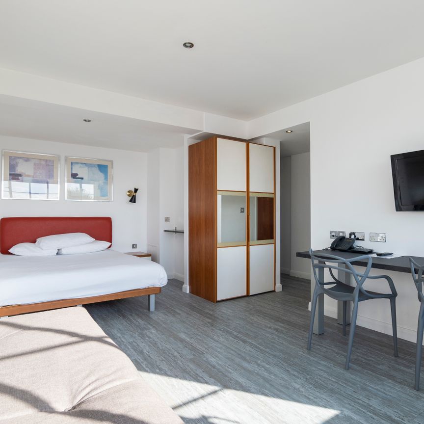 studio apartment set right in the heart of South Kensington, London - Photo 1