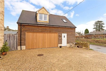 A first floor studio apartment with countryside views - Photo 3