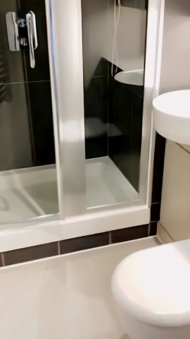 2 Bedroom 2 Bathroom Flat31 - Photo 3