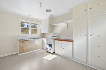 Ideal Location for a Lovely Home - 6 month lease only - Photo 3