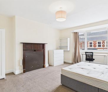 4 bedroom semi-detached house to rent - Photo 4