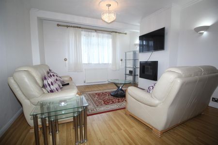4 Bedroom House - End Terrace To Let - Photo 3