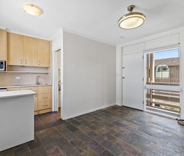 SLICK STUDIO APARTMENT! - Photo 5