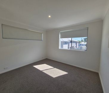 FABULOUS REAR 2 BEDROOOM 2 BATHROOM APARTMENT - Photo 4