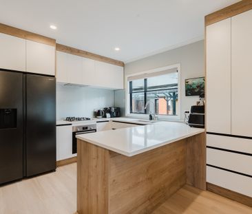 Modern, low-maintenance townhouse in convenient location - Photo 6
