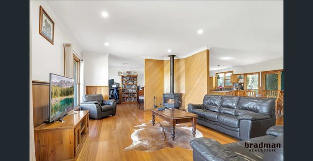 FOR RENT - SPACIOUS FAMILY HOME ON 1 ACRE (APPROX.) IN BEVERIDGE - Photo 1