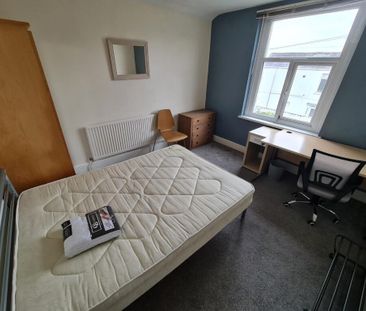 3 bedroom flat to rent - Photo 4