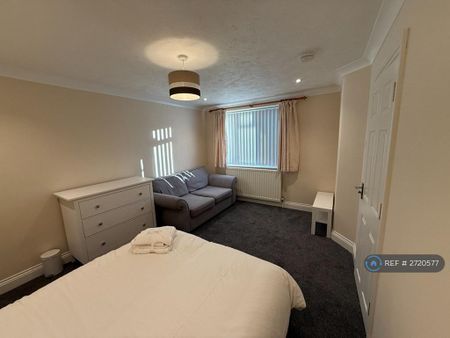 1 bedroom in a house share to rent - Photo 4