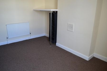 3 bedroom end of terrace house to rent - Photo 4