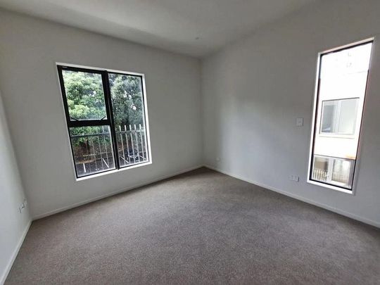 Modern 3-Bedroom Townhouse in Prime Location! - Photo 1