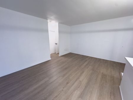 For Lease - 896 Eglinton Avenue Unit# 210, Toronto, Ontario - Photo 2