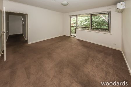 Spacious 2-bedroom apartment in prime location - Photo 2