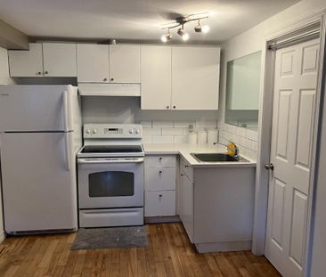 2 1/2, studio, électros et électricité inclus - Photo 3