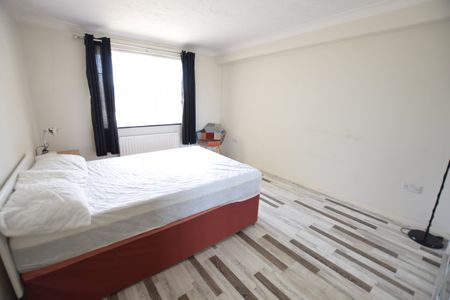 2 bed flat to rent in The Marina, Bournemouth, BH5 - Photo 5