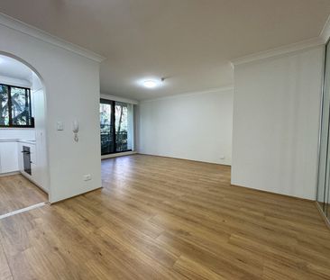Newly renovated, 2 bed, 1 bath, 1 pkg with A/C and timber flooring - Photo 2