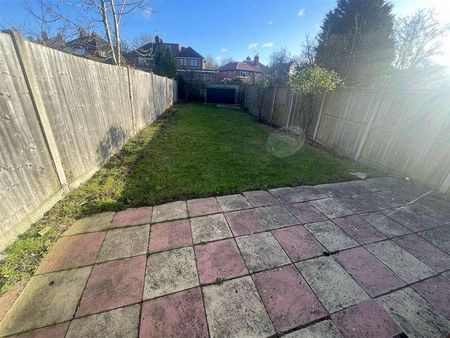 Moderised Bedroom House In Riverdene, Edgware, HA8 - Photo 2