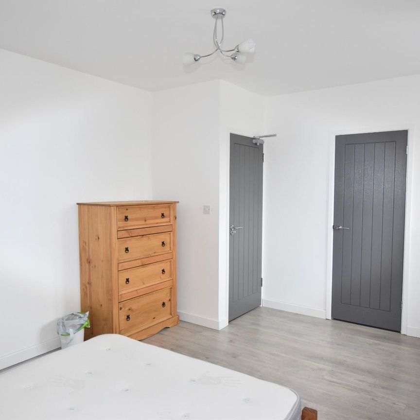 Room 2 - 1 Riverside Studios Riverside Close Whitley, Coventry, CV3 4AT - BILLS INCLUDED ENSUITE HOUSE SHARE - Photo 1