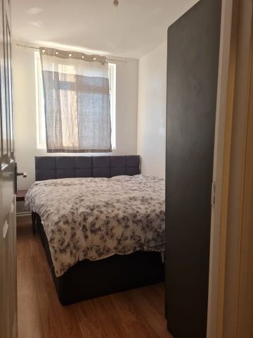 Room in a Shared House, Roman Road, E6 - Photo 3