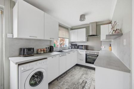 3 bedroom semi-detached house to rent - Photo 2