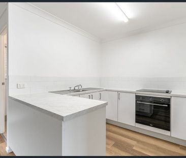 Cosy Place To Call Home, 2 Bed 1 Bath 1Car - Photo 3