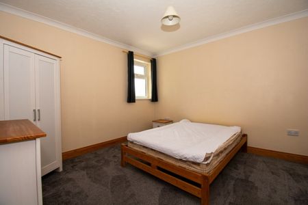 Student house on Redhill drive - Photo 2