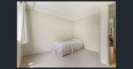 SPACIOUS FIVE-BEDROOM FAMILY HOME IN A PREMIUM BAYSIDE LOCATION - Photo 3