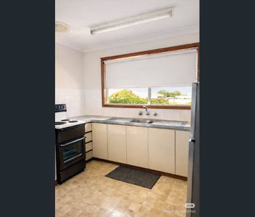 Fully Furnished Home | Water & Internet Included | Air Conditioning - Photo 4