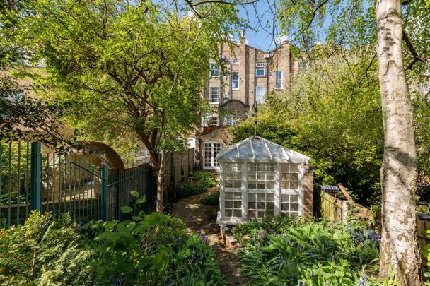 Stunning one bedroom garden flat. - Photo 1