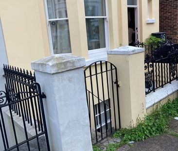 1 Bed Flat, Roundhill Crescent, BN2 - Photo 6