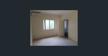 Modern Stylish Living - 400m from Station - Photo 2