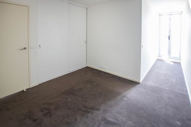 Stylish 2-Bedroom Apartment in Prime St Kilda Location - Photo 1