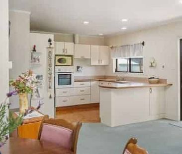 Large family home with a view of golf course - Photo 1