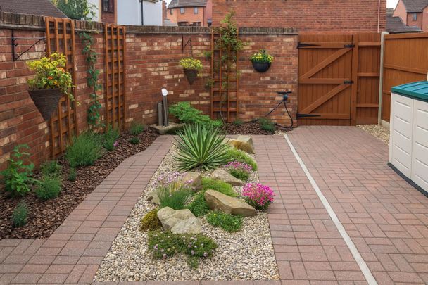 A 3 Bedroom House - End Terrace in Hucclecote GL33UG - Photo 1